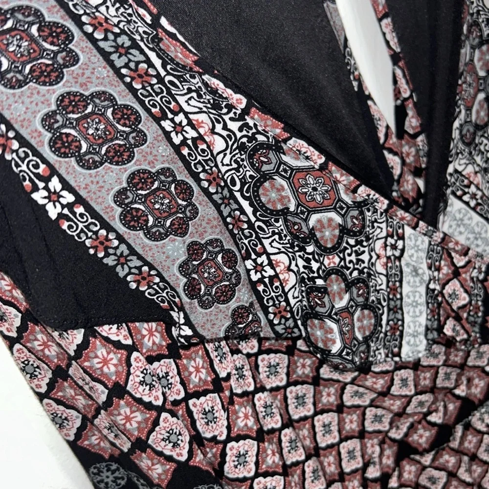 🦋Floral and Black Long Sleeve Juniors Romper 5/25$ - Picture 2 of 10